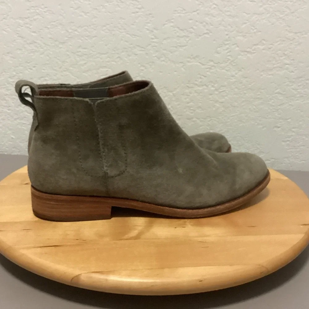 Kork-Ease Ankle Boots Womens 8.5  Gray Suede Low Stacked‎ Heel Chelsea